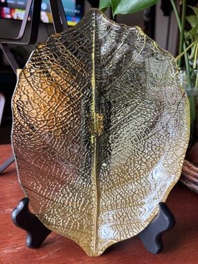 Sienna Glass decorative glass plate featuring a detailed leaf design